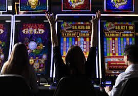 Người dùng Việt Nam kiểm tra và nhận khuyến mãi 888win trên điện thoại